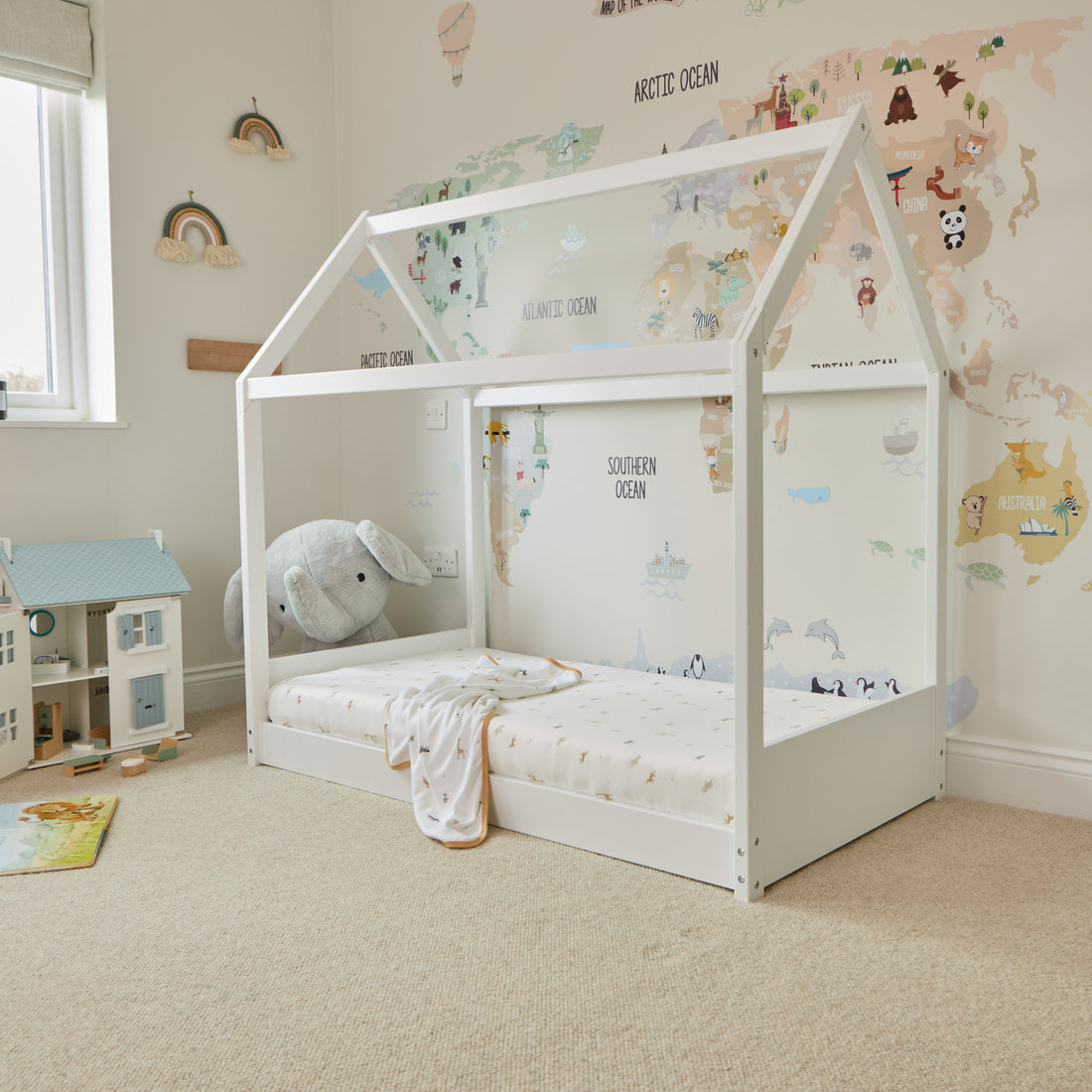 HUT Toddler Bed, Stratus Mattress, Sheets &amp; Mattress Protector Bundle
